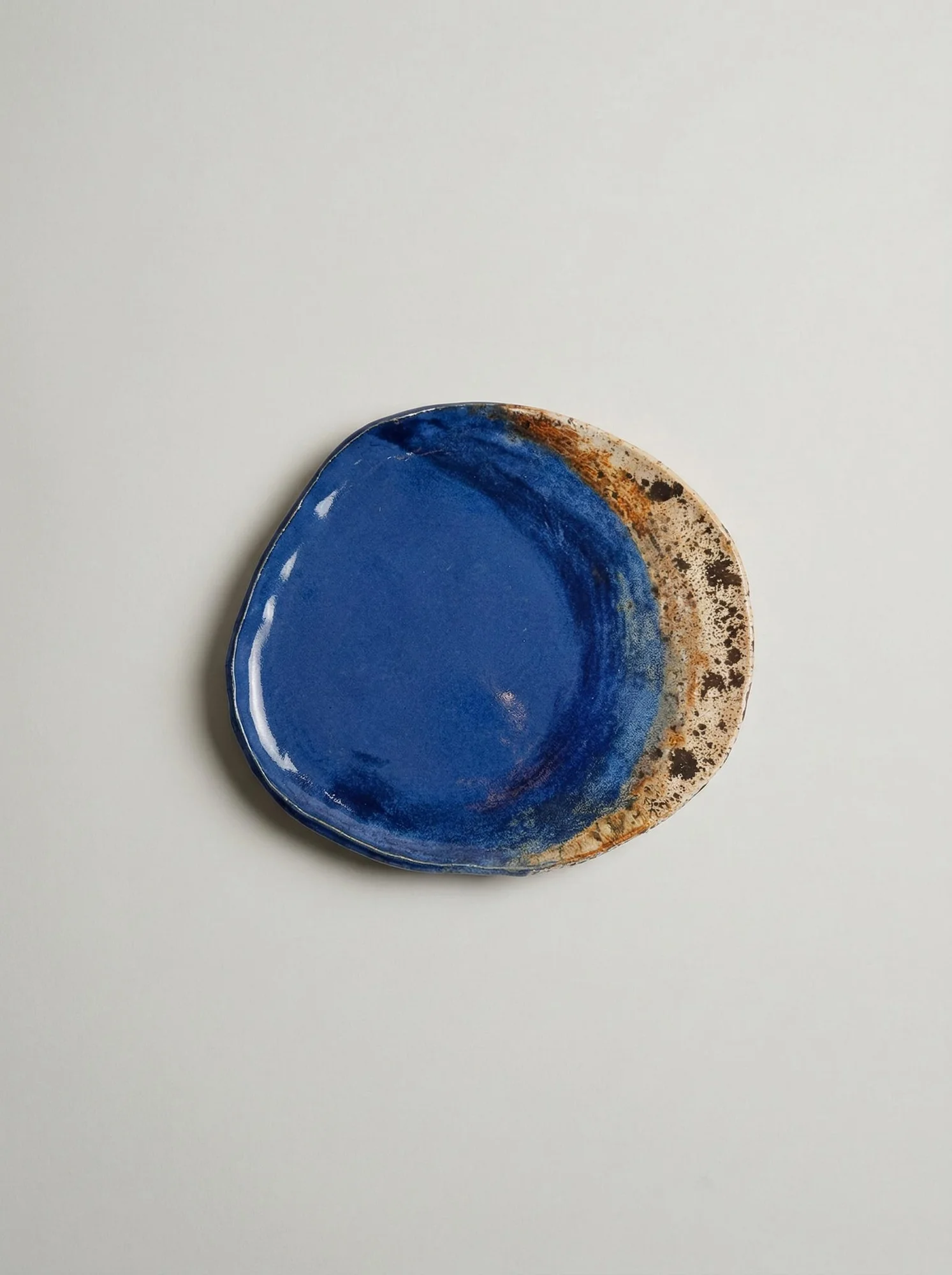 Ocean Blue Sandy Rim Plate - detail view